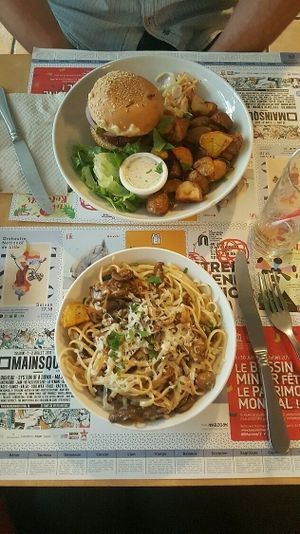 Plat (hamburger et linguine aux champignons) at Mezzaluna in Saint-laurent-blangy