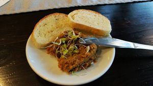 Starter - pasta z soczewicy i grzanki - na pobudzenie apetytu. Baaaardzo smaczne! at Restauracja Ciasna in Torun