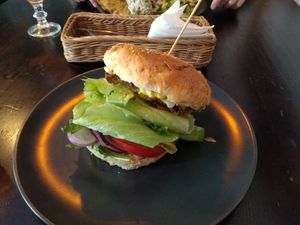 Burger z boczniakiem w panko at Restauracja Ciasna in Torun