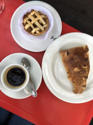 Tortinha de maçã e esfirra de ervilha, milho e catupiry vegano   at Vaca Louca Cafe in Maringa
