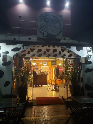 Store front at Vaca Louca Cafe in Maringa