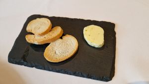 Tostadas y mantequilla vegana con orégano. at Casa Chema in Oviedo