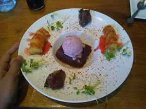 ~$15 dessert (brownie, ice cream, choco covered 🍓, temp battered 🍌) at Shizen Vegan Sushi Bar in San Francisco