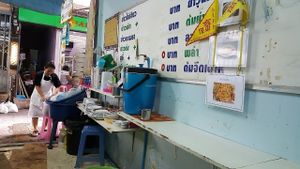 Good vegetarian food. Great owner/cook at Jay Vegetarian Restaurant in Bangkok