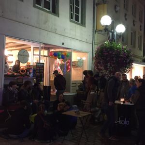 crowed is happy  at Pearlicious in Landau