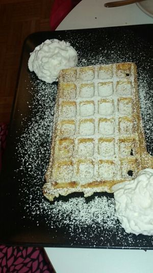 Frische Waffeln mit veganer Sahne. at Pearlicious in Landau