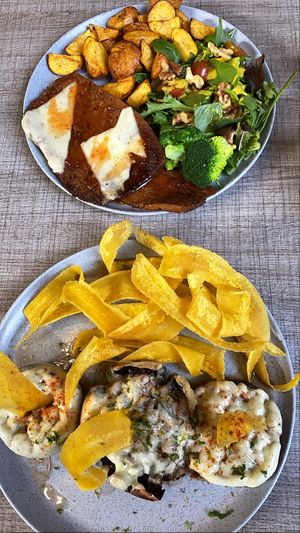 Seitan, papa fritas, ensalada, chips de plátano.. at Frutos del Sol in Cali