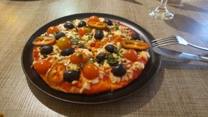 Pizza mediterana with vegan cheese at Frutos del Sol in Cali