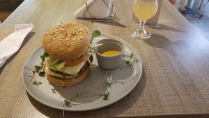 Doible hamburguesa with lentils and chickpeas at Frutos del Sol in Cali