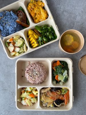 1.蓝花椰油饭 Blue Flower Nasi Lemak RM20

2. 每日套餐Daily Lunch Set Meal RM20
 at Green Bamboo Organic Shop in Kuala Lumpur