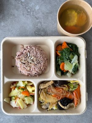 每日套餐Daily Lunch Set Meal RM20
Loh Hon Jai (Stir Fry Organic Vegetables) + brown rice + Blanched Organic Greens + Soup of the Day
南乳罗汉斋 ＋ 清炒青菜 ＋ 糙米 at Green Bamboo Organic Shop in Kuala Lumpur