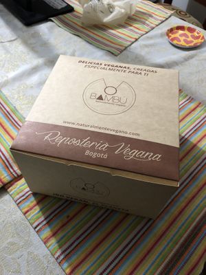 Torta en caja / Cake box  at Vegan Bambú in Bogota