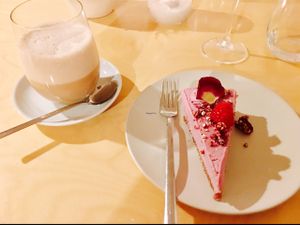 Raw vegan Raspberry cheese cake and hot latte tea with almond milk at Mantra Raw in Milan