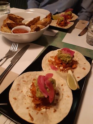Starter / Tacos de jackfruit + patatas asadas at VEGA - Luna in Madrid