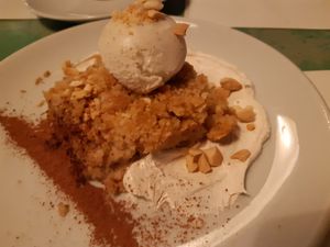 Dessert / Apple crumble at VEGA - Luna in Madrid