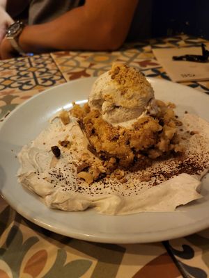 Apple crumble with cinnamon cream at VEGA - Luna in Madrid