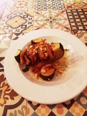 Brochetas de Heura con noodles  de arroz y salsa Satay at VEGA - Luna in Madrid