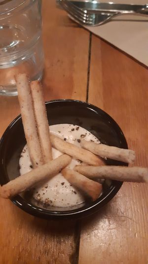 Hummus welcome tapa at VEGA - Luna in Madrid