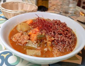 Lentejas con "chorizo" y arroz rojo #Veganuary at VEGA - Luna in Madrid