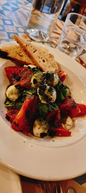 Ensalada de burrata at VEGA - Luna in Madrid