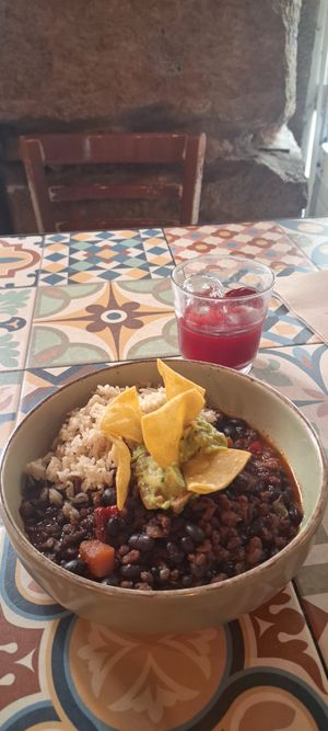 Menu del dia. Prato principal: Chili com carne vegana, arroz, chips y guacamole at VEGA - Luna in Madrid