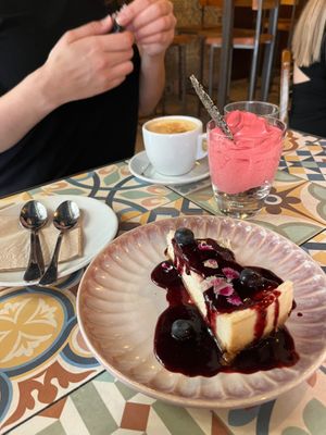 Cheesefake with blueberry jam (6,50€) and blackberry mousse with chocolate stones and a sesame cookie (6,50€). at VEGA - Luna in Madrid