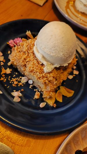 Crumble de manzana at VEGA - Luna in Madrid
