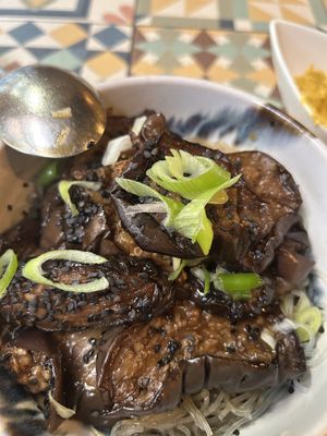 Berinjela com macarrão de arroz  at VEGA - Luna in Madrid