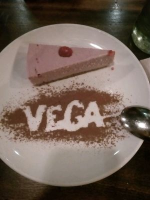 blackberry raw vegan cake at VEGA - Luna in Madrid