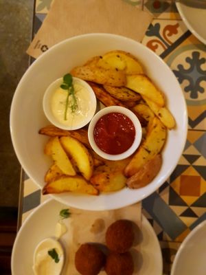 Roasted potatoes at VEGA - Luna in Madrid