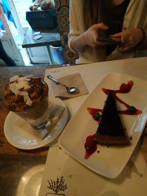 Chocolate mouse and a rawcake at VEGA - Luna in Madrid