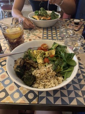 Hawaiian poké bowl with Thai bowl in the background at VEGA - Luna in Madrid