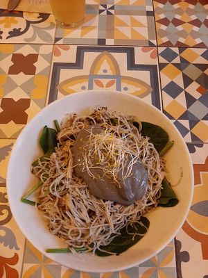 Rice vermicelli with spinach and black garlic aioli at VEGA - Luna in Madrid
