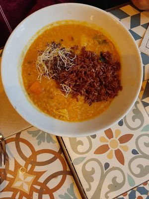 Lentil Dal with red rice at VEGA - Luna in Madrid