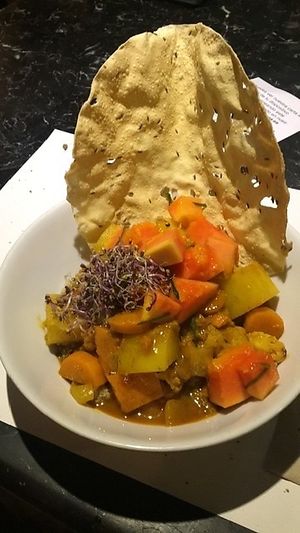 Tikka Masala con vegetales, papaya y quinoa. Para chuparse los dedos at VEGA - Luna in Madrid