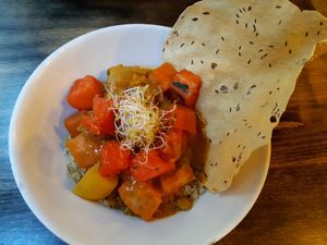 Main / Curry tikka masala con quinoa at VEGA - Luna in Madrid