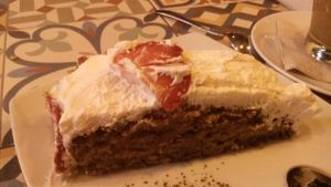 Deliciosa tarta con sabor a lavanda :) Me encantó. at VEGA - Luna in Madrid