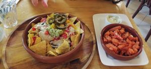 Nachos met zwarte bonen en plantaardige kaas, zoete aardappelen met vegan aioli at Hagedis in The Hague