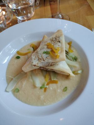 Pakketje gevuld met wakame, tempeh en kimchi in pastinaaksaus at Hagedis in The Hague