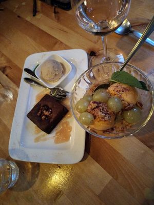 Brownie met kastanje ijs en kweepeer. Pompoenijs met geroosterde druiven, pecannoten en gembersaus. at Hagedis in The Hague