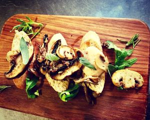 Mushroom bruschetta with white beans  at Hagedis in The Hague
