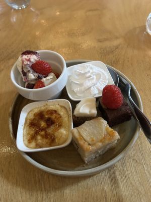Grand dessert- diverse lekkernijen (Brownie, Crème Brulée, Vanilleijs, Peren-Sinaasappeltaart, Worteltaart, Slagroom) 9,75€  at Hagedis in The Hague