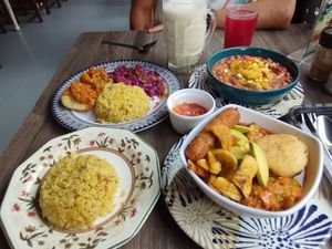 Cazuela de Frijoles y Plato del día 😋 at Govinda's - Parque Berrio in Medellin