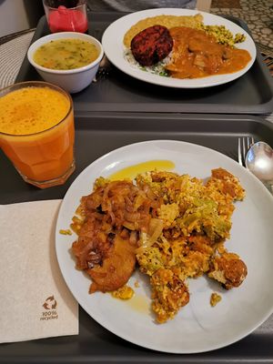 Plates + juices at Edeni Vegan in Budapest