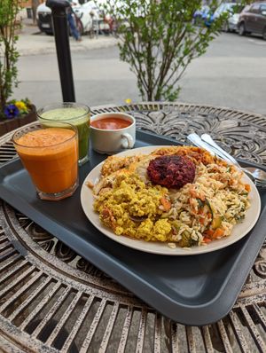 Mixed plate and juices at Edeni Vegan in Budapest