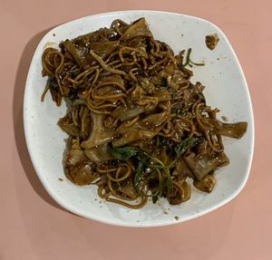 Fried Kway Teow at Ci Wen Vegetarian 慈雲素食 in Northeast Singapore
