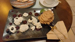 Blaubeer Schokolade Törtchen mit Lavendelsahne at Super Jami Kitchen in Stuttgart