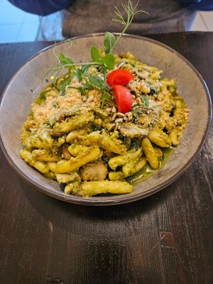 Pasta Pesto: Hartweizenpasta, Cashew-Basilikumpesto, geröstete Steinchampignons, Cashewparmesan at Super Jami Kitchen in Stuttgart