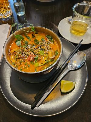 Zitronengras-Kokos-Suppe: Röstgemüse, Babyspinat, Edamame, Sesam, Sprossen, Reisnudeln at Super Jami Kitchen in Stuttgart