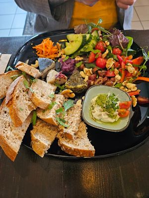 Cheeze: 3erlei gereifte Cashewkäse, Cashew-Kräuterfrischkäse, Gemüse, Datteln, Brot, Nüsse, gepickelte Möhren und Zwiebeln at Super Jami Kitchen in Stuttgart